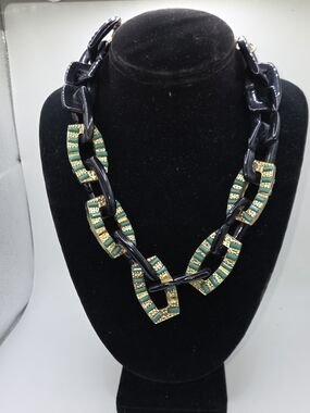 Elegant Green and Gold Chain-Link Statement Necklace